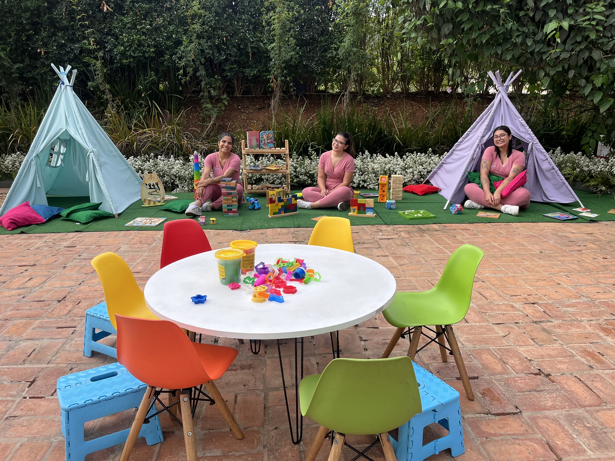 Espaço Kids montado com cabaninhas