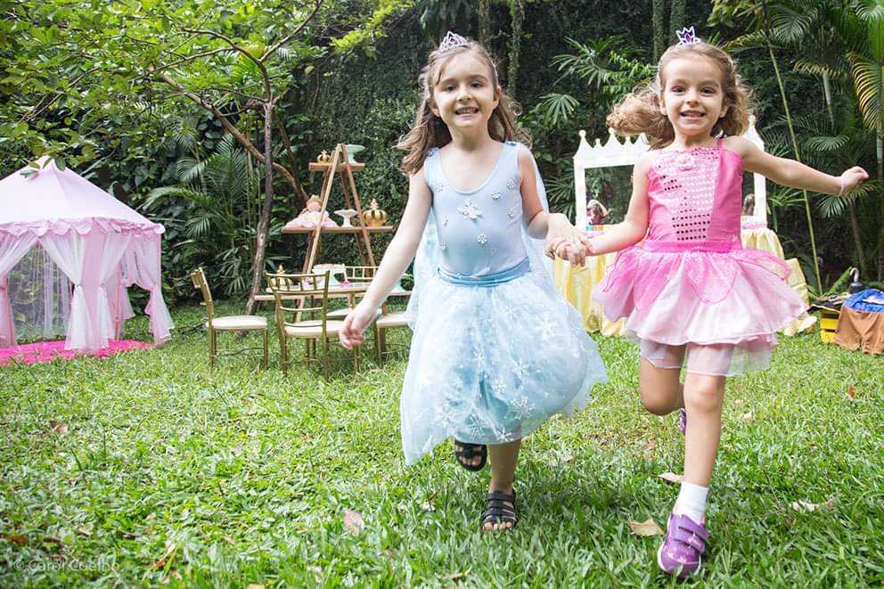 Espaço Kids com recreadora e crianças em casamento