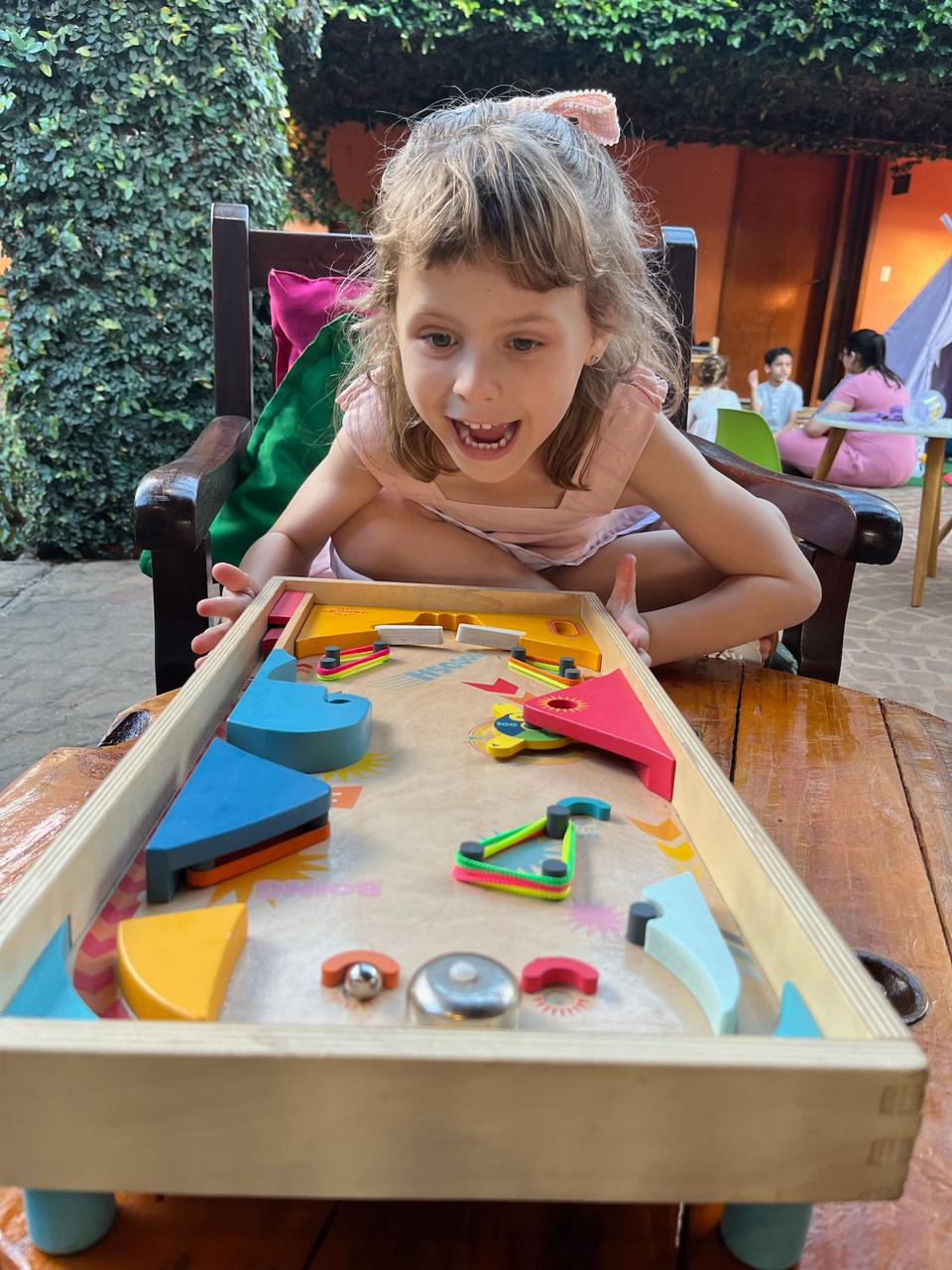 Criança brincando com jogo educativo