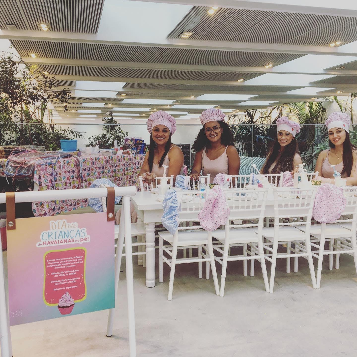 Recreação infantil com crianças em atividade criativa