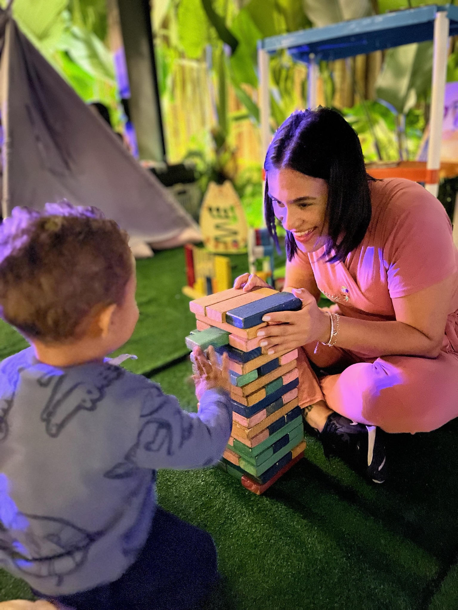 Recreadora da Lunis com crianças no espaço kids