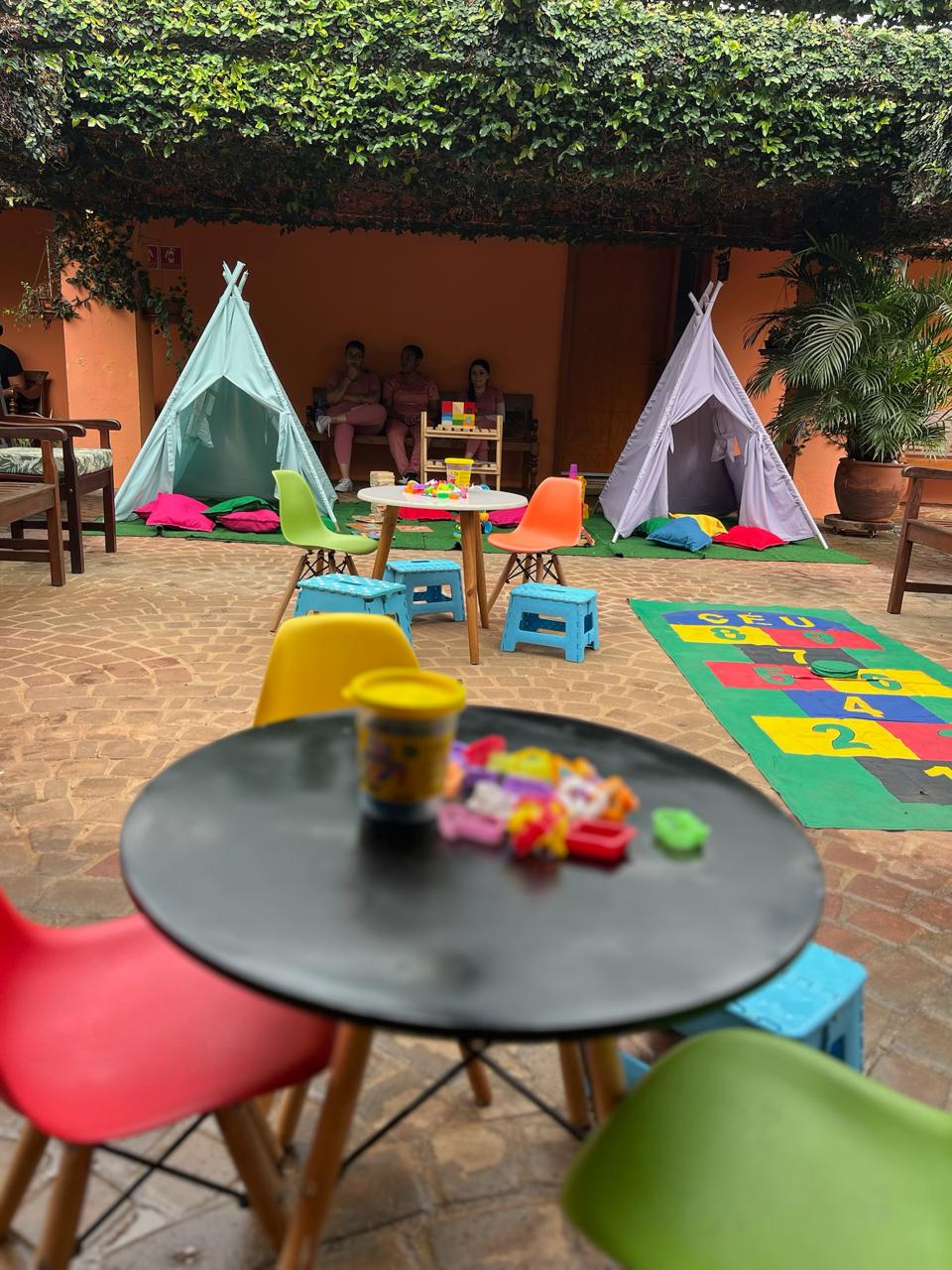 Espaço Kids com recreadora e crianças em casamento
