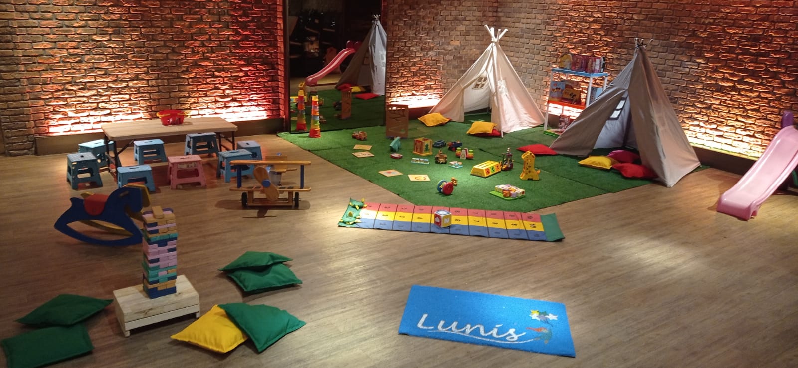 Espaço Kids com cabanas e brinquedos